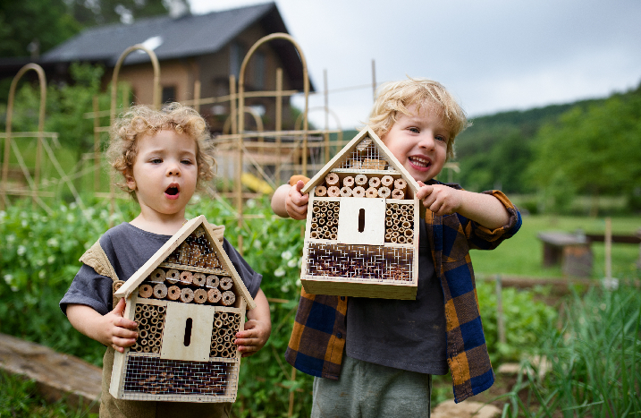 Kinder mit Insektenhotel