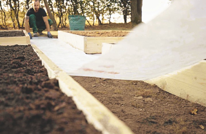 Arbeitsbereiche für den Nutzgarten werden angelegt
