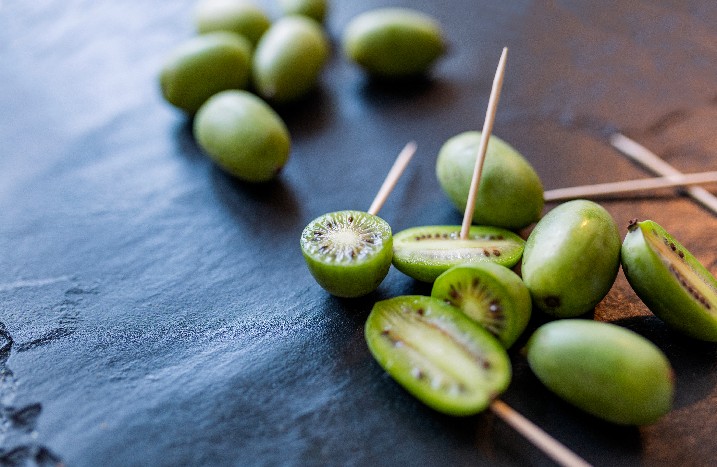 Kiwibeerenfrüchte aufgeschnitten auf dem Tisch