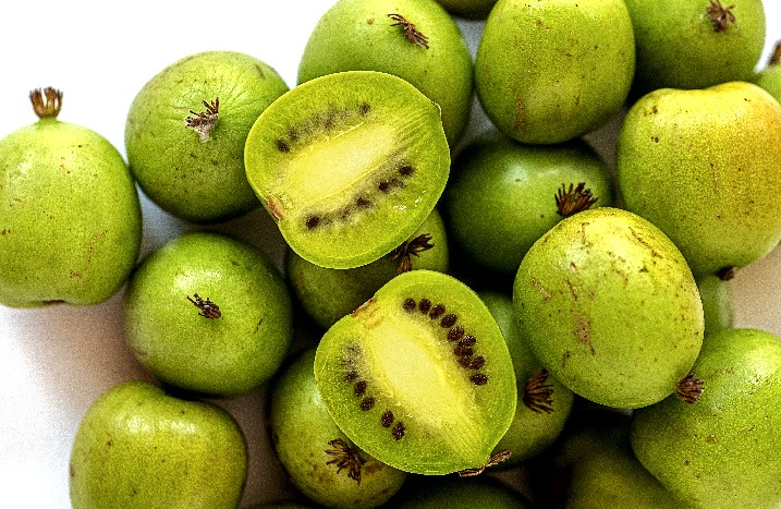 Aufgeschnittene Kiwibeeren auf dem Tisch