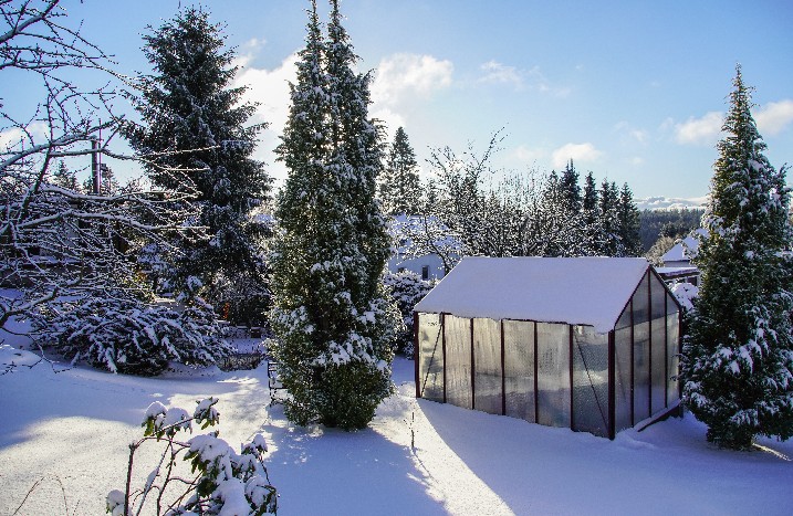 Garten mit Gartenhäuschen im Schnee