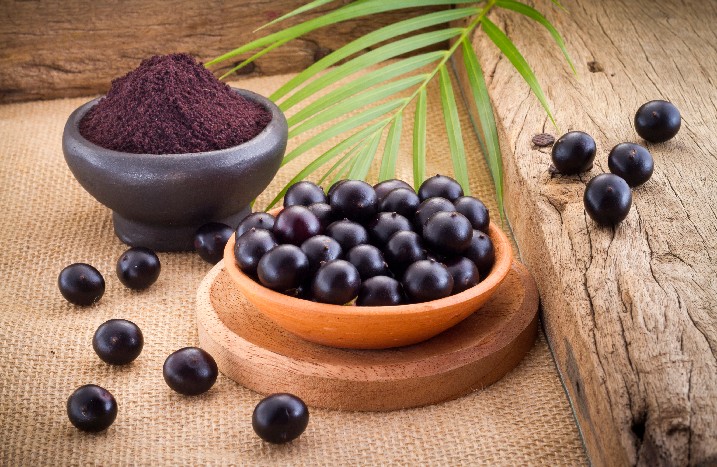 Acai-Beeren & Acai-Pulver in Schüsseln