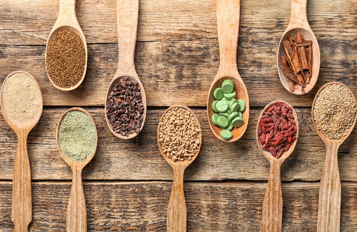 Superfood auf Löffeln