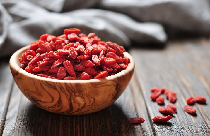 Goji-Beeren in einer Holzschüssel