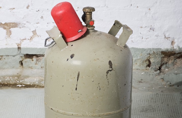 Eine verriegelte Gasflasche im Keller.