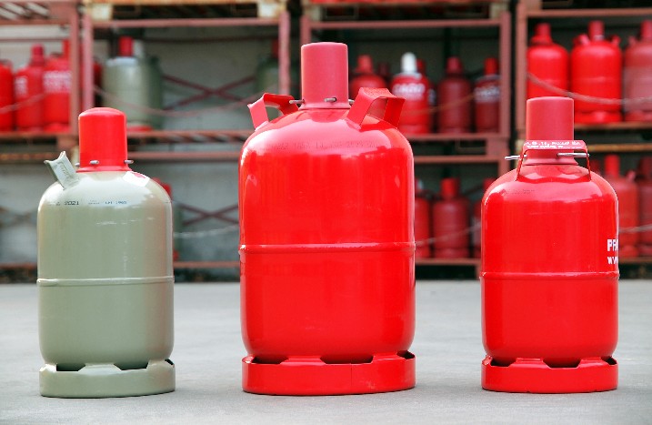 Verschiedene Gasflaschen stehen auf dem Boden.