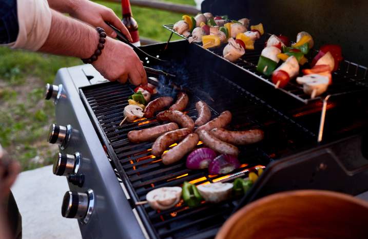 Würstchen auf Grill