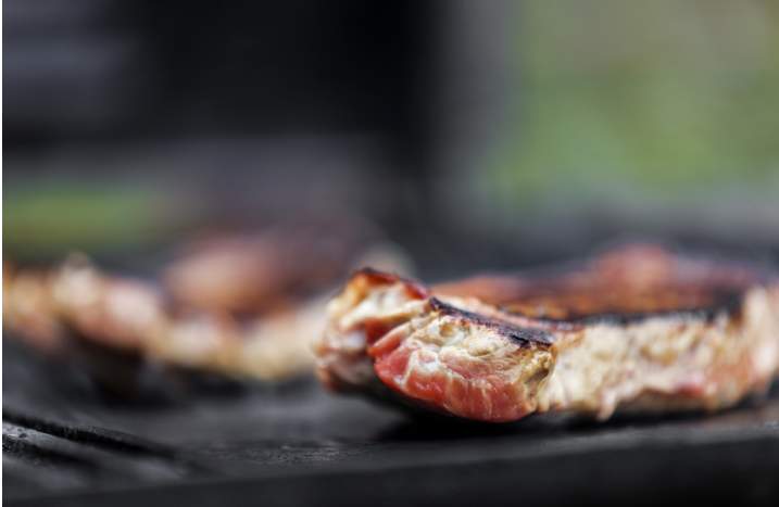Fleisch auf dem Gasgrill