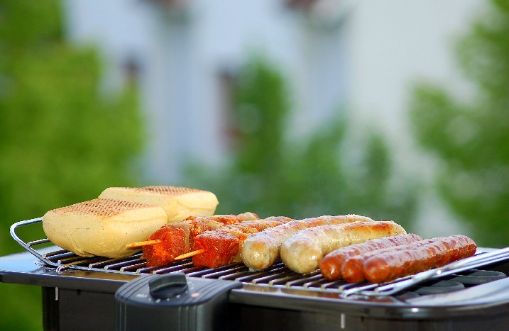 Diverses Grillgut auf einem Elektrogrill.