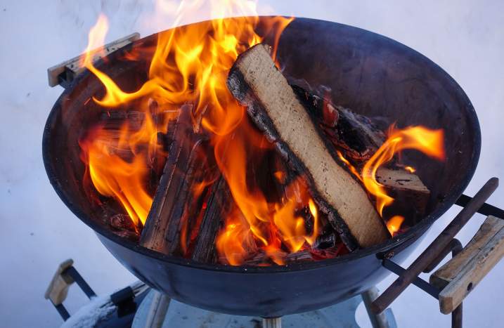 Brennendes Grillholz im Grill