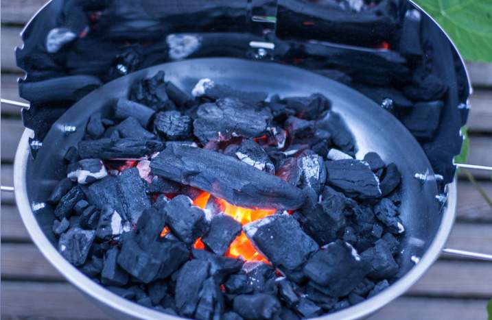 Herunterbrennende Kohlen in Holzkohlegrill