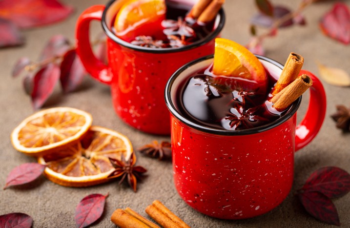 Glühwein in roten Tassen
