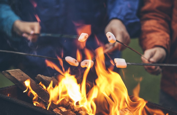 Personen grillen über Lagerfeuer Marshmallows