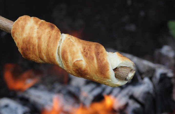 Stockbrot über Lagerfeuer