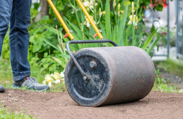 Boden mit der Gartenwalze einebnen