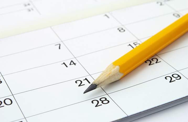 Kalender und Bleistift