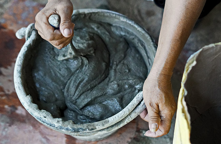 Rasenkante Beton anmischen