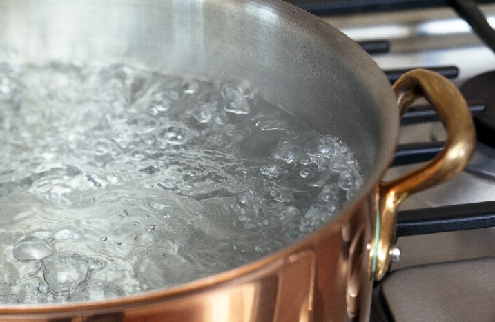 Ein Topf mit kochendem Wasser auf dem Herd.