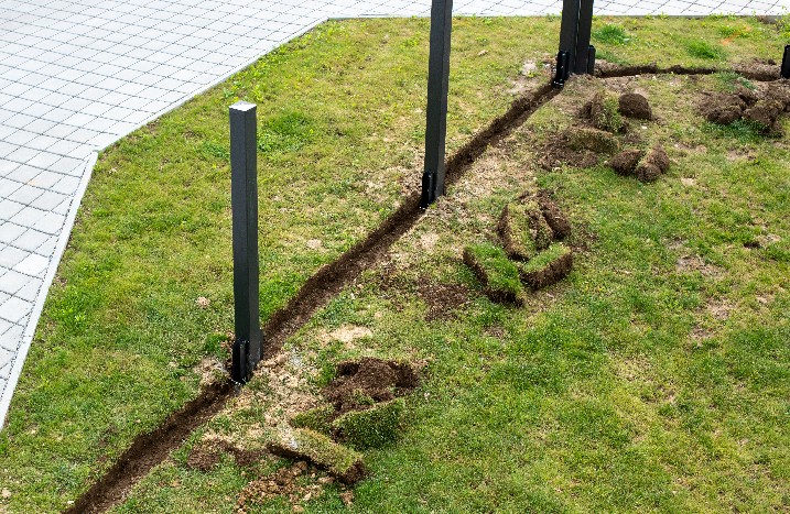 Zaunpfähle während des Zaunbaus im Garten.