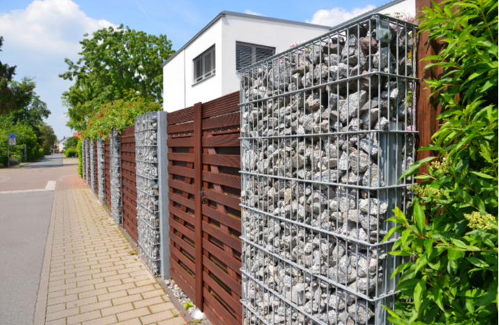 Gabionen und Holzzaun