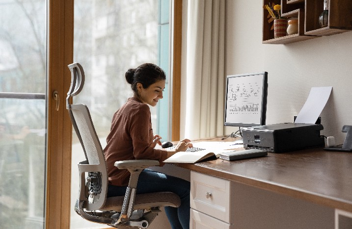 Junge Frau im Büro