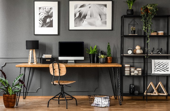 Dunkles, modernes Büro mit Holz