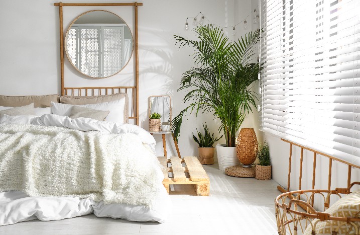 Hell eingerichtetes Boho-Schlafzimmer