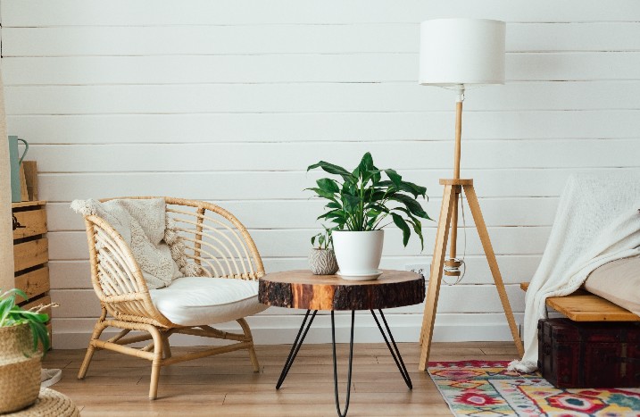 Boho-Stil mit Rattan, Pflanzen & Holz