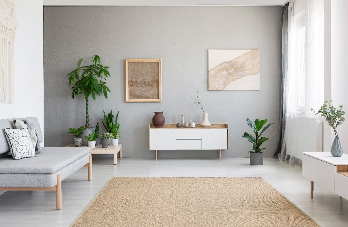 Wohnzimmer in hellen Grautönen mit modernen Möbeln.