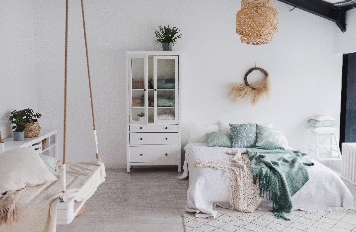 Helles und minimalistisch gestaltetes Schlafzimmer.