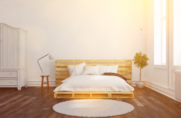 Minimalistisch eingerichtetes Schlafzimmer
