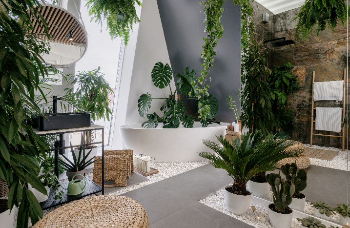 Badezimmer mit vielen Pflanzen