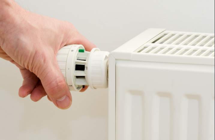 Hand regelt Thermostat
