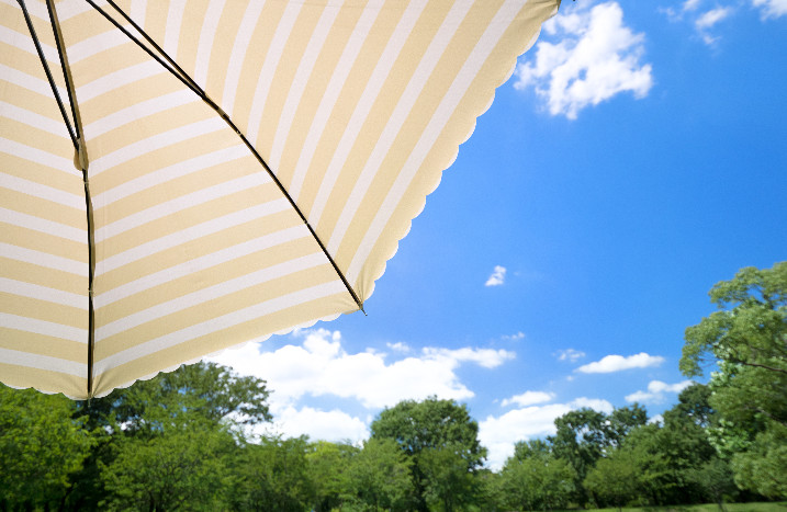 Sonnenschirm vor blauem Himmel