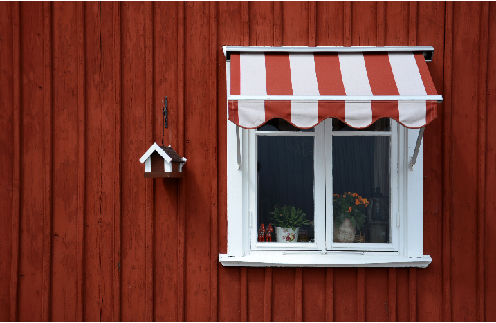 Kleine Markise vor kleinem Fenster