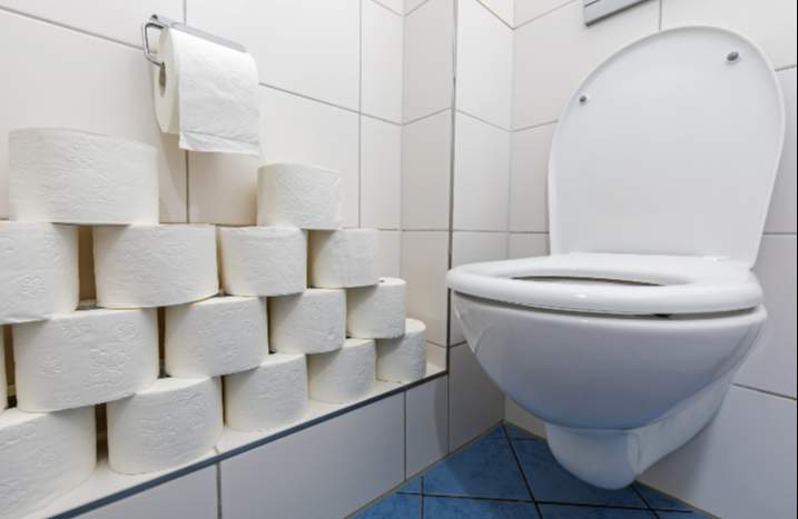 Toilettenpapier neben Toilette
