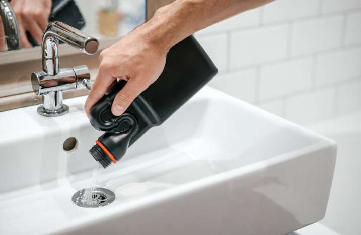 Flasche an Waschbecken