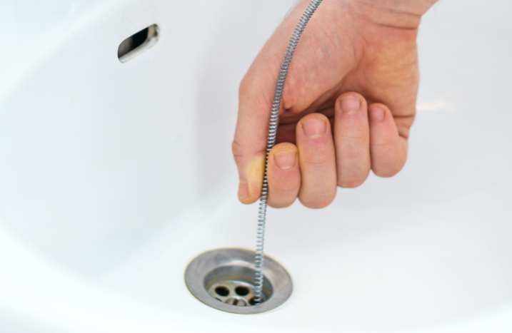 Hand hält Rohrspirale