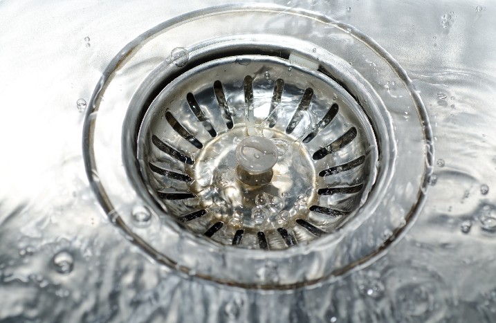 Wasser fließt aus Spüle ab