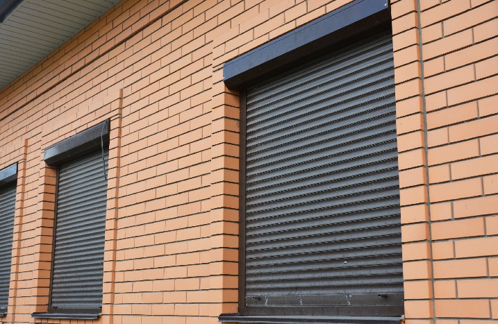 Rollläden eines Klinkerhauses