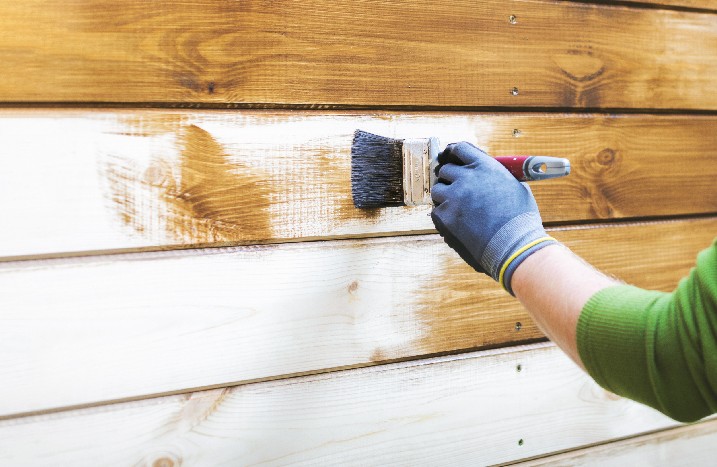 Holz grundieren über Holz streichen Hand Pinsel