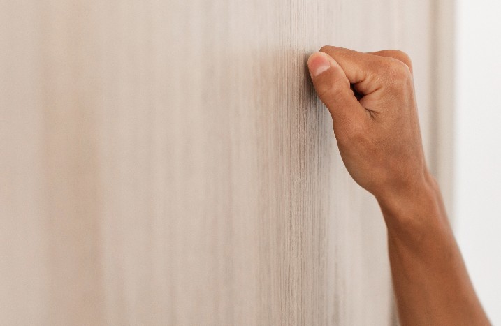 Klopftest Hand Klopft an Wand