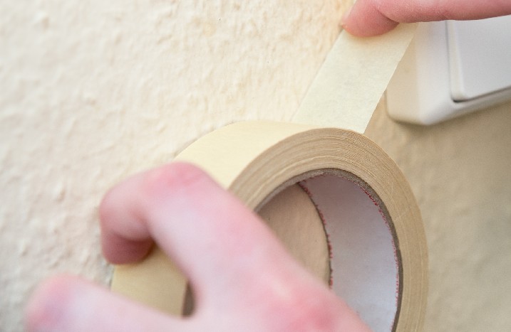 Arbeitstest Klebestreifen an Wand