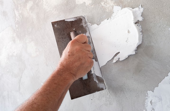 Innenwand wird verputzt.