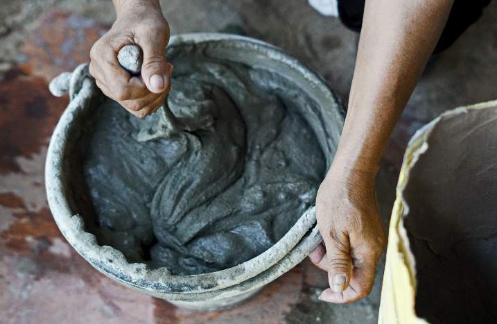Kleine Menge Beton in Eimer