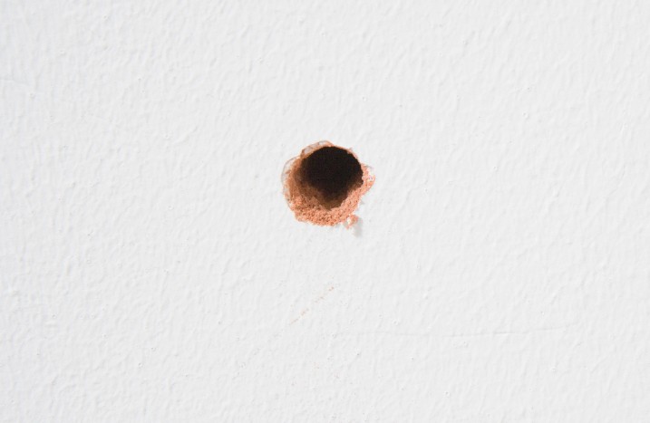 Großes Loch für Schraube in der Wand