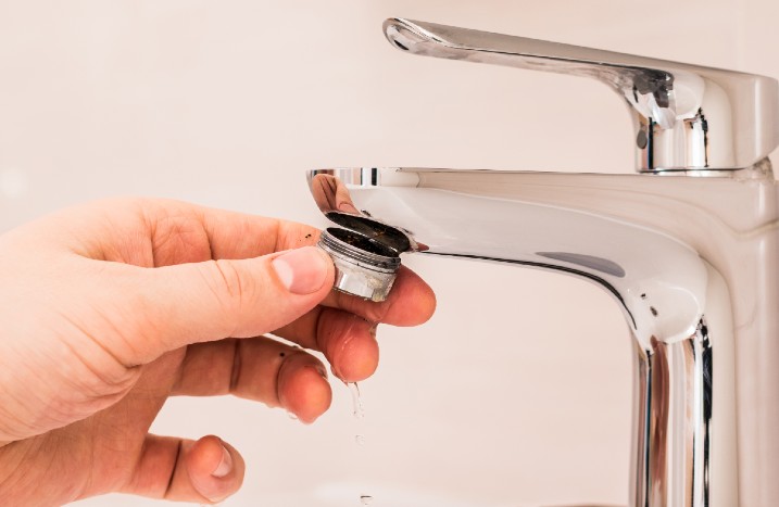 Perlator wird vom Wasserhahn entfernt