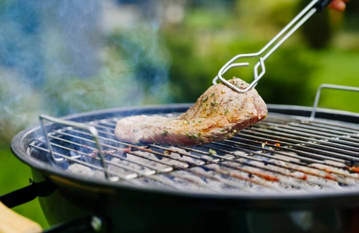 Lammfleisch auf Holzkohlgrill