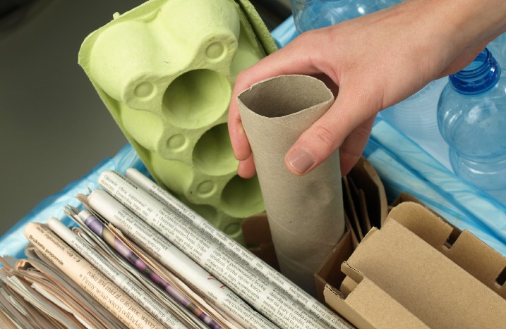 Hand greift nach Papier