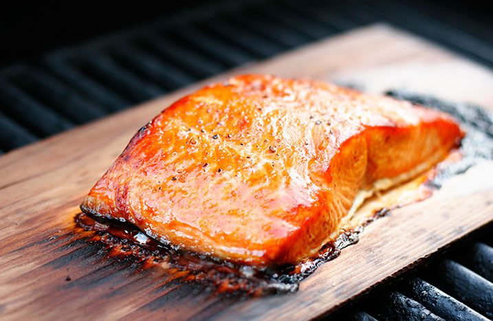 Lachs auf Holzplatte